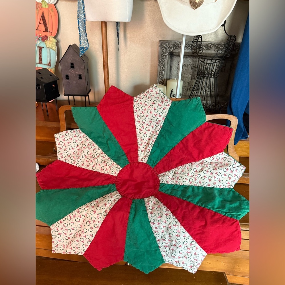 Handmade Vintage 1986 31” Christmas Tree Skirt Festive Red and Green Holiday - Picture 1 of 5